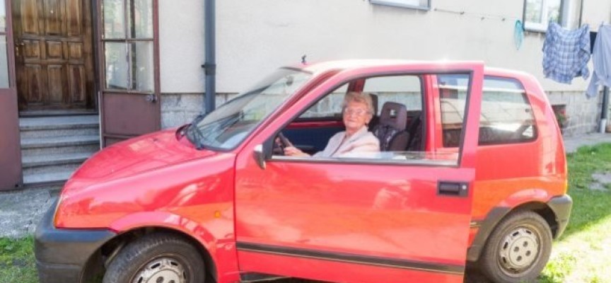 92-latka – nadal cieszy się z jazdy z kółkiem