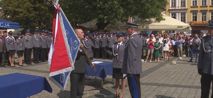Wielkopolskie święto policji w Ostrowie – uroczystości oficjalne i wręczenie sztandaru.