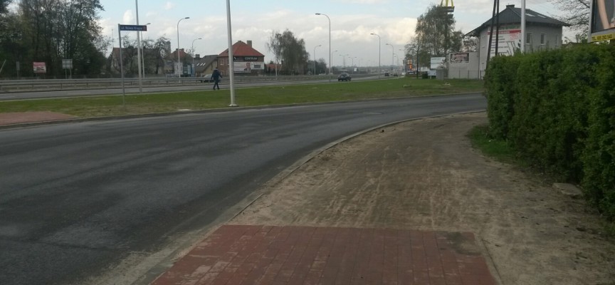Zmodernizowane skrzyżowanie i niedokończony chodnik w  ul. Nowa Krępa