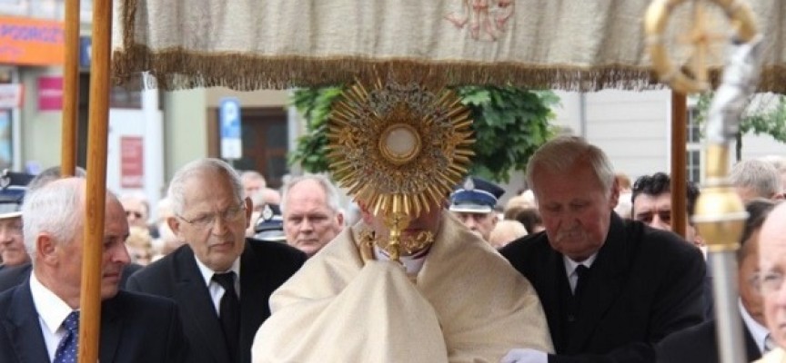 Tłumy uczestniczyły w procesji Bożego Ciała