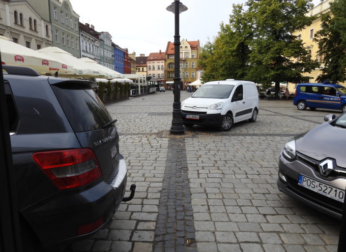 Rynek nadal królestwem samochodów – radny obiecywał buforowe parkingi