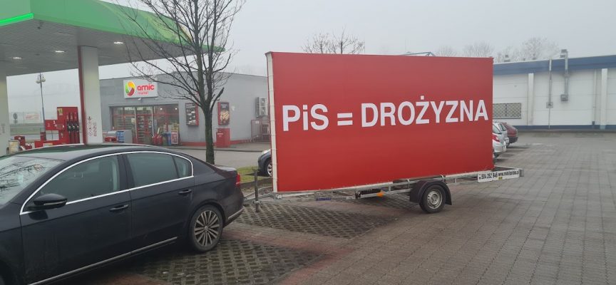 Pis = drożyzna mobilny bilbord na ulicach wielkopolskich miast