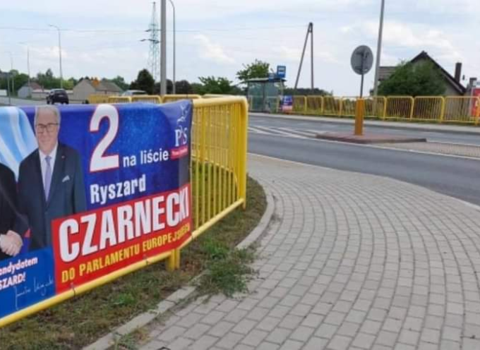 PiS zapłacił wysoką karę za banery Czarneckiego. Komornik w akcji